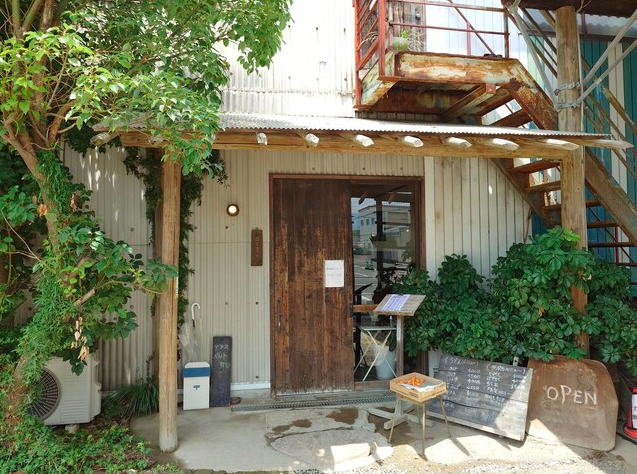 【カマ喜ri】倉庫の外観にカフェの中身映える空間で味わう極太讃岐うどん