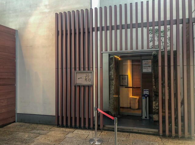 【骨付鳥 一鶴 高松店】骨付鳥の香ばしさが広がる高松の行列グルメ